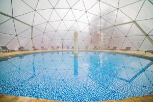 - une grande piscine à l'intérieur d'un bâtiment en forme de dôme dans l'établissement Hotel Vivo Montaña, à Pinto