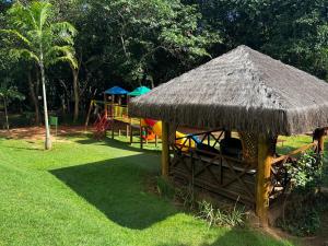 une cabane avec une aire de jeux dans un parc dans l'établissement Águas da Serra, à Rio Quente