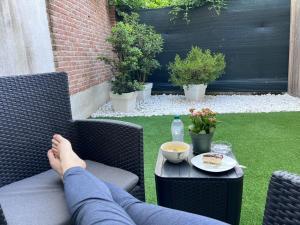 une personne assise sur une chaise avec les pieds sur une table dans l'établissement Nuovo B&B WhyNot? a Vicenza, à Vicence