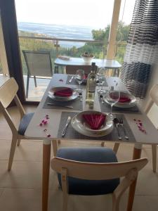 einen Tisch mit einem Teller mit Speisen und Weingläsern in der Unterkunft Anthi's House in Vlachopoulátika
