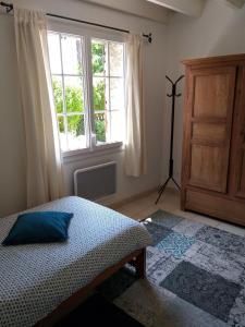 a bedroom with a bed and a window at La saunière - Chez Hélène - Gîtes en baie in Champeaux