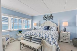 Postel nebo postele na pokoji v ubytování Ocean-view condo with a scenic balcony & W/D - pool and beach access