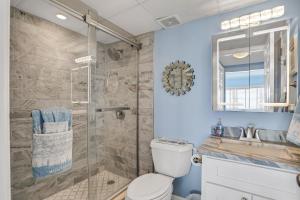 Koupelna v ubytování Ocean-view condo with a scenic balcony & W/D - pool and beach access + 18 fotografií