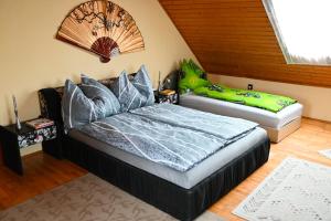 Posteľ alebo postele v izbe v ubytovaní Pelikan Apartman, strand 60 meter