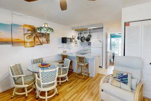 cocina y sala de estar con mesa y sillas en Skipjack Resort & Marina #404, en Marathon