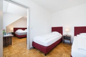 a bedroom with two beds and a mirror at Hotel Grosse Klus in Bückeburg
