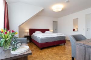 a hotel room with a bed and a table at Hotel Grosse Klus in Bückeburg