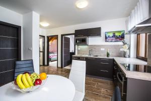 Kuchyň nebo kuchyňský kout v ubytování Apartmány Slunce