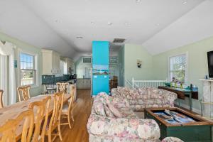 uma sala de estar com um sofá e uma mesa em Beach House em Amagansett