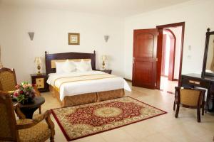 
A bed or beds in a room at Green Mubazzarah Chalets
