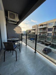 a balcony with a table and a view of a building at Garsoniera la Mare in Saturn
