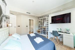 A bed or beds in a room at Eleonore Elegant Rooms