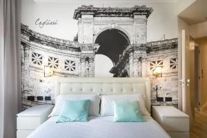 um quarto com um mural de parede da Torre Eiffel em Eleonore Elegant Rooms em Cagliari