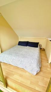 Un dormitorio con una cama con almohadas azules. en Sonora Golf and rest apartment, en Santa Cristina d'Aro