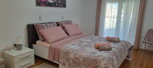 1 dormitorio con 1 cama grande con sábanas rosas en Apart CENTAR UMAG EDDA Joakima Rakovca 7 E 52470-Umag, en Umag