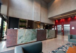 a lobby with a marble counter in a building at eSuites Virgínia Luxemburgo in Belo Horizonte