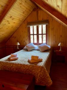 een slaapkamer met een bed met twee handdoeken erop bij El Remanso Gouin in Carmen de Areco