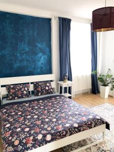 ブラチスラヴァにあるCity Center Apartments Bratislavaの青い壁のベッドルーム1室