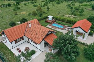 Bazén v ubytování Villa Ena with Pool & Jacuzzi nebo v jeho okolí