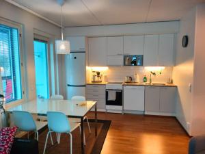Kuchyň nebo kuchyňský kout v ubytování Cosy one bedroom apartment + free private parking