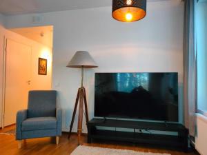 TV a/nebo společenská místnost v ubytování Cosy one bedroom apartment + free private parking