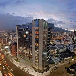 Pemandangan umum bagi Quito atau pemandangan bandar yang diambil dari hotel