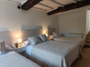 a bedroom with two beds and two lamps onlishes sidx sidx sidx sidx at CASA A CALLE in O Pino 