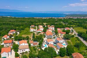 een luchtzicht op een stad met huizen en het water bij Villa Kaoru brand new Villa with a heated swimming pool in Malinska