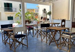 un grupo de mesas y sillas en un patio en A' BITTA en Favignana