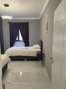 Een bed of bedden in een kamer bij Continental Trabzon Suite&Apartments
