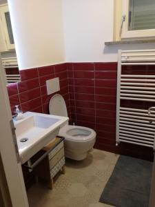 een badkamer met een wit toilet en een wastafel bij A Corner of Paradise in Mystical Umbria with private pool in Cannara