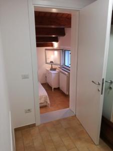 een kamer met een slaapkamer met een bed en een raam bij A Corner of Paradise in Mystical Umbria with private pool in Cannara