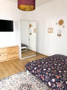 een slaapkamer met een bed, een dressoir en een spiegel bij City Center Apartments Bratislava in Bratislava
