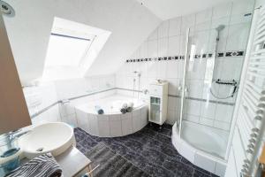 e bagno con vasca, servizi igienici e lavandino. di Einzigartiger Panoramablick zur Schwäbische Alb 