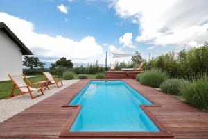 Bazén v ubytování Villa Ena with Pool & Jacuzzi nebo v jeho okolí