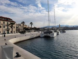 Eine Gruppe von Booten liegt in einem Hafen vor Anker. in der Unterkunft Rooms & Apartment Lasta in Split