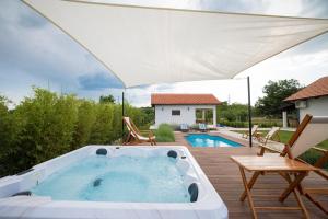 Bazén v ubytování Villa Ena with Pool & Jacuzzi nebo v jeho okolí