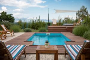 Bazén v ubytování Villa Ena with Pool & Jacuzzi nebo v jeho okolí