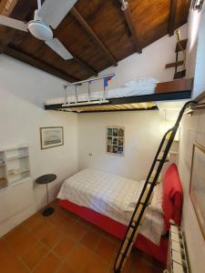 1 dormitorio con litera y escalera en Poggiolindo B&B en Capodimonte