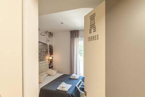 A bed or beds in a room at Eleonore Elegant Rooms
