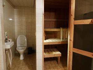 ein kleines Bad mit einem WC und einem Etagenbett in der Unterkunft SportHome in Rovaniemi