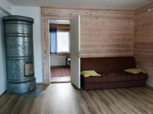 ein Wohnzimmer mit einem Sofa und einer offenen Tür in der Unterkunft SportHome in Rovaniemi