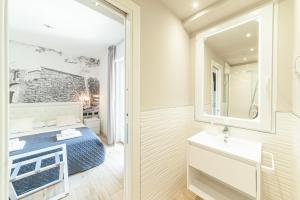 A bathroom at Eleonore Elegant Rooms