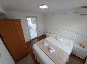 1 dormitorio con 1 cama con 2 toallas en Sydney Apartment, en Bilice