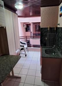 伊塔佩馬的住宿－Descanso a 100m do Mar，客房设有带水槽和桌子的厨房