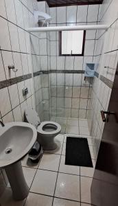 伊塔佩馬的住宿－Descanso a 100m do Mar，一间带卫生间和水槽的小浴室