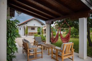 Zahrada ubytování Villa Ena with Pool & Jacuzzi