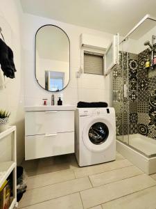 ein Badezimmer mit einer Waschmaschine und einem Spiegel in der Unterkunft Casa natura - Olib, gem of islands in Olib