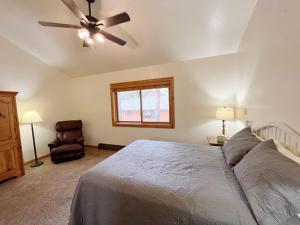מיטה או מיטות בחדר ב-Ponderosa B Cabin Suite