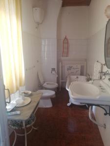 ein Badezimmer mit einem WC, einem Waschbecken und einer Badewanne in der Unterkunft A zerbi in Cittanova